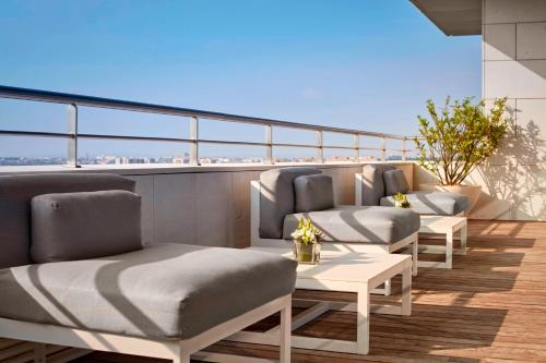 Suite Junior con 1 cama grande y acceso al club lounge y el spa del hotel Sheraton Porto and Spa. Foto 3