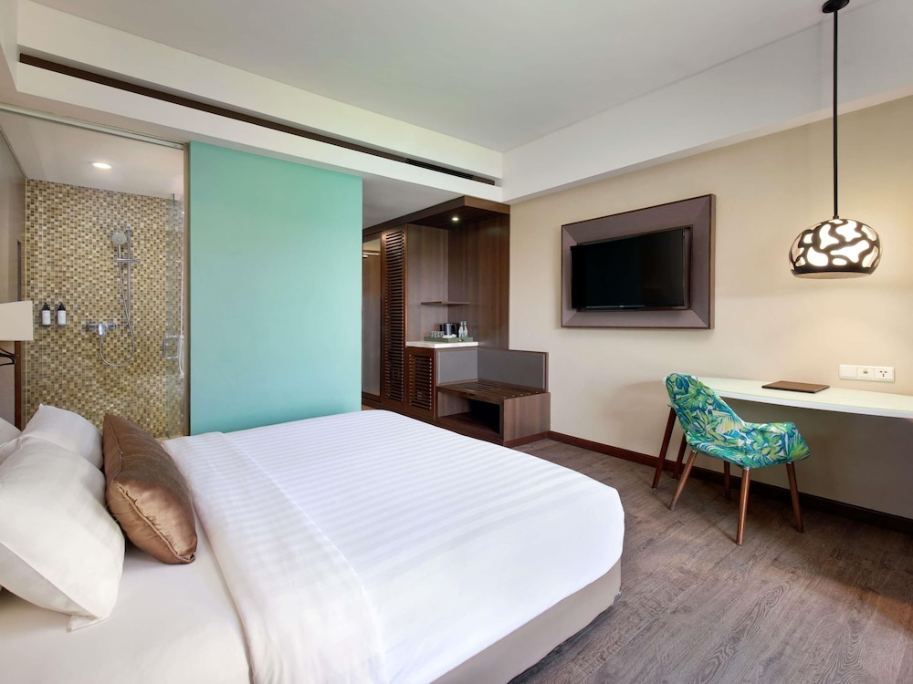 Habitación Deluxe Vista a la Piscina, Balcón - 1 Cama King del hotel Mercure Bali Legian. Foto 2