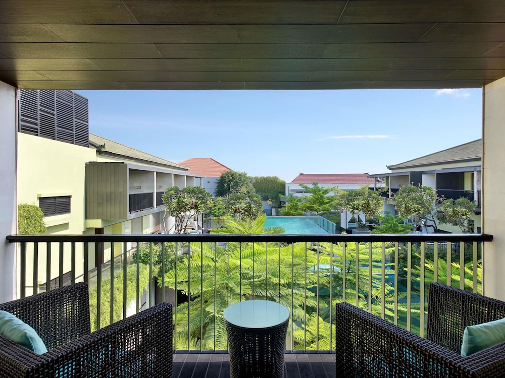 Habitación Deluxe Vista a la Piscina, Balcón - Cama Twin del hotel Mercure Bali Legian. Foto 1