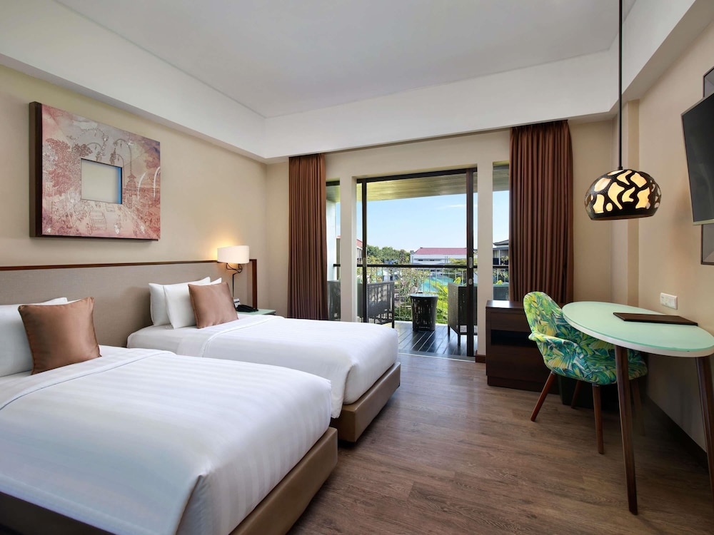 Habitación Deluxe Vista a la Piscina, Balcón - Cama Twin del hotel Mercure Bali Legian. Foto 2