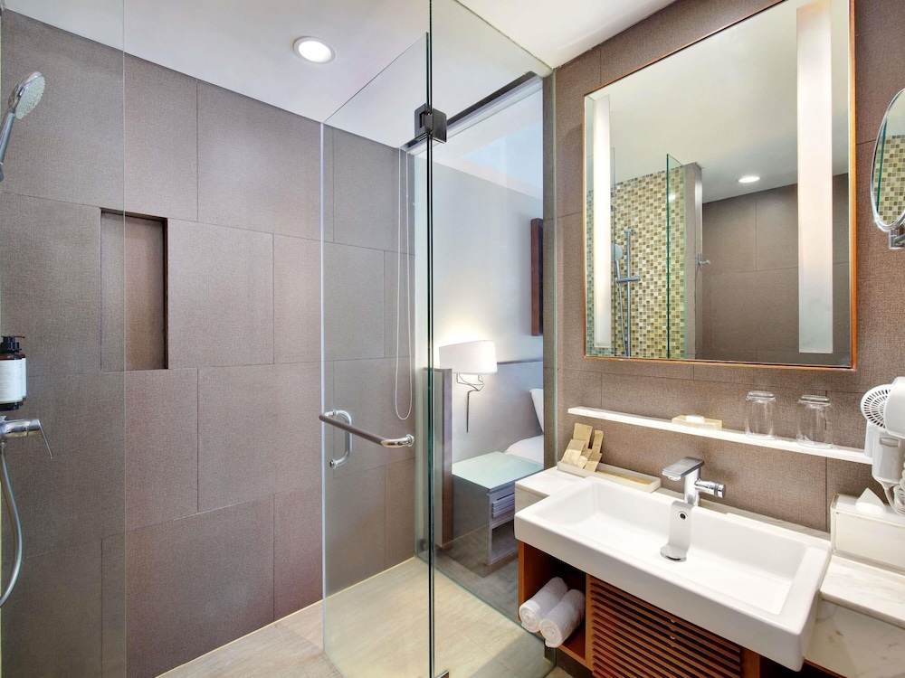 Habitación Privilege, Balcón - 1 Cama King del hotel Mercure Bali Legian. Foto 4