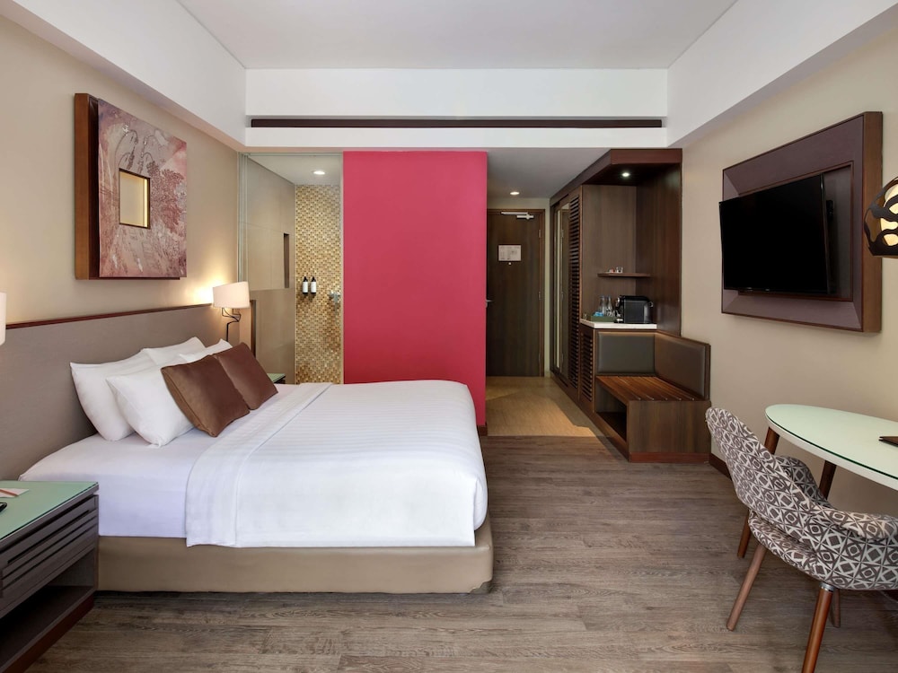Habitación Privilege, Balcón - 1 Cama King del hotel Mercure Bali Legian. Foto 6