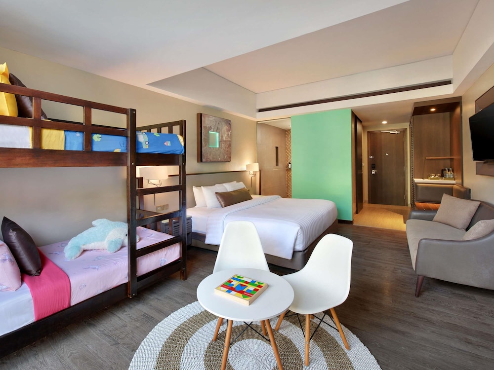 Habitación Familiar - 1 Cama King y Cama de Dos Pisos para Niños del hotel Mercure Bali Legian