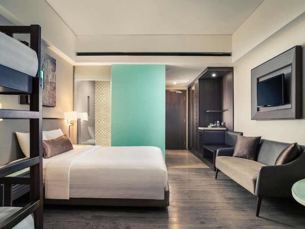 Habitación Familiar - 1 Cama King y Cama de Dos Pisos para Niños del hotel Mercure Bali Legian. Foto 1