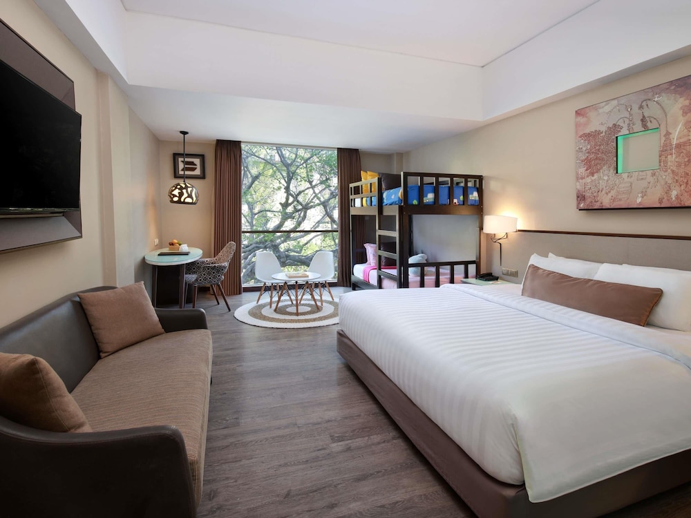 Habitación Familiar - 1 Cama King y Cama de Dos Pisos para Niños del hotel Mercure Bali Legian. Foto 3