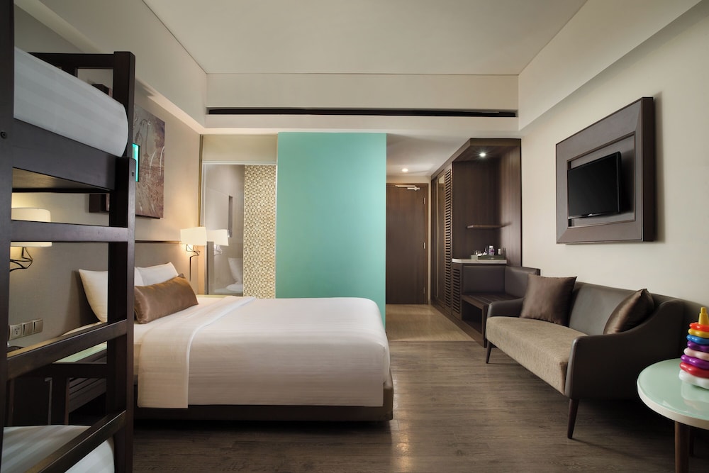 Habitación Familiar - 1 Cama King y Cama de Dos Pisos para Niños del hotel Mercure Bali Legian. Foto 4
