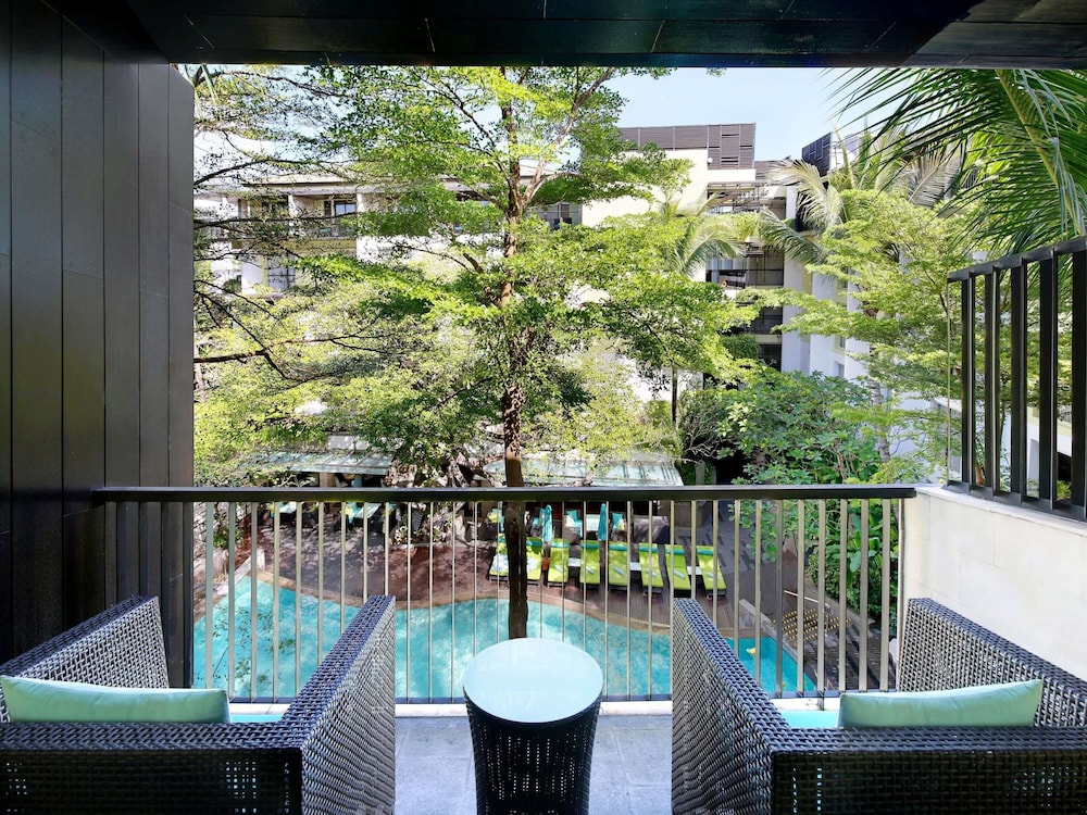 Habitación Deluxe Vista a la Piscina, Balcón - Cama Twin del hotel Mercure Bali Legian. Foto 4