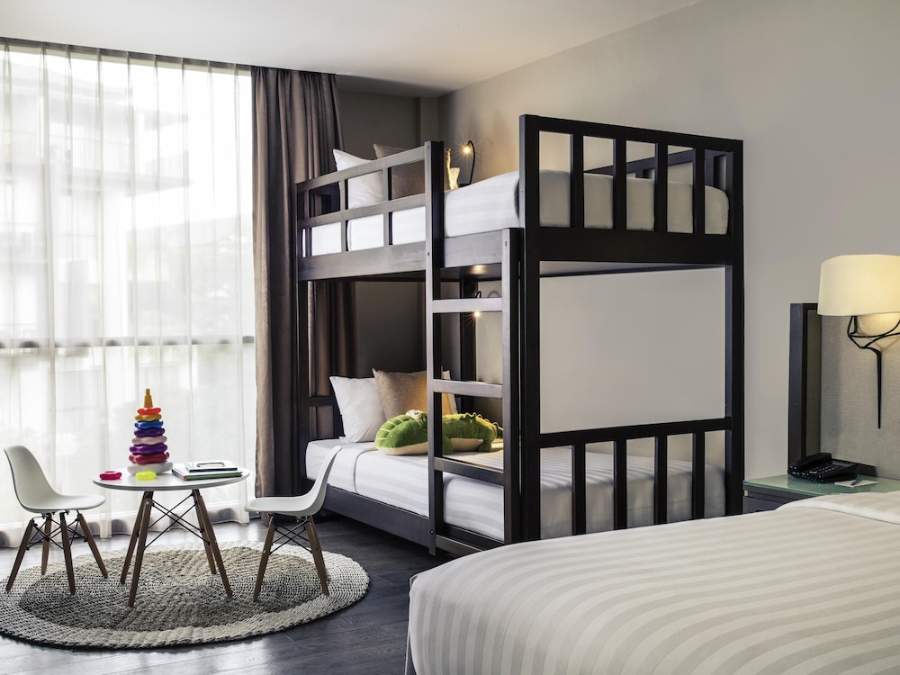 Habitación Familiar - 1 Cama King y Cama de Dos Pisos para Niños del hotel Mercure Bali Legian. Foto 5