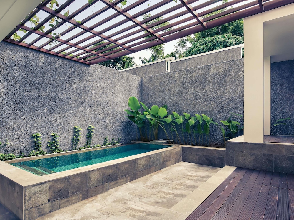 Habitación Deluxe Piscina Privada - 1 Cama King del hotel Mercure Bali Legian. Foto 7