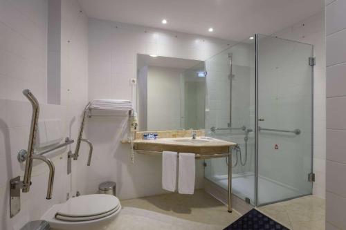 Habitación Doble adaptada para personas con movilidad reducida - 3 camas individuales - No fumadores del hotel Tryp By Wyndham Porto Expo. Foto 1