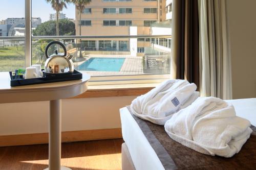 Habitación Doble Premium con vistas a la piscina - No fumadores del hotel Tryp By Wyndham Porto Expo. Foto 5