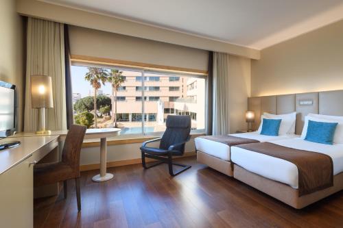 Habitación Doble Deluxe con vistas a la piscina - 2 camas - No fumadores del hotel Tryp By Wyndham Porto Expo. Foto 1