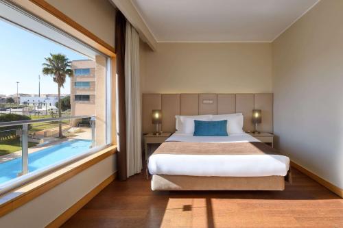 Habitación Doble Deluxe con vistas a la piscina - No fumadores del hotel Tryp By Wyndham Porto Expo