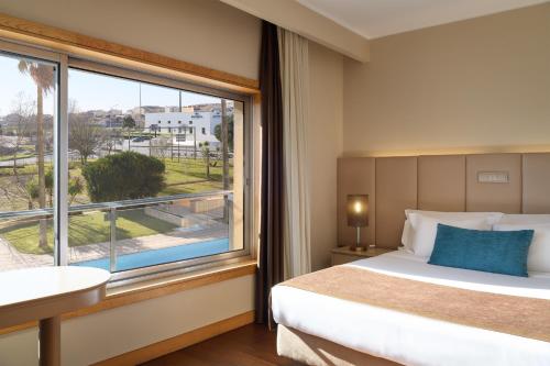 Habitación Doble Deluxe con vistas a la piscina - No fumadores del hotel Tryp By Wyndham Porto Expo. Foto 2