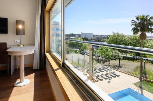 Habitación Doble Deluxe con vistas a la piscina - No fumadores del hotel Tryp By Wyndham Porto Expo. Foto 3