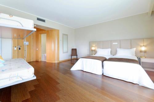 Habitación Familiar Deluxe con litera - No fumadores del hotel Tryp By Wyndham Porto Expo. Foto 2