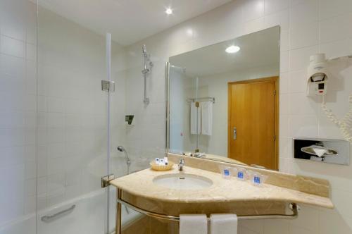 Habitación Familiar Deluxe con litera - No fumadores del hotel Tryp By Wyndham Porto Expo. Foto 4