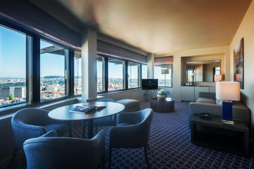 Suite Deluxe panorámica del hotel Dom Henrique Downtown. Foto 3