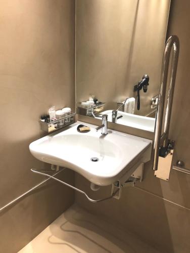 Habitación Doble adaptada para personas con movilidad reducida del hotel Dom Henrique Downtown. Foto 1