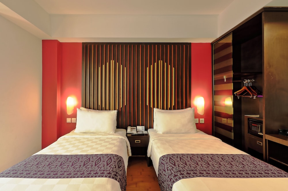 Habitación Superior con Dos Camas Individuales del hotel Mercure Pontianak City Center. Foto 2