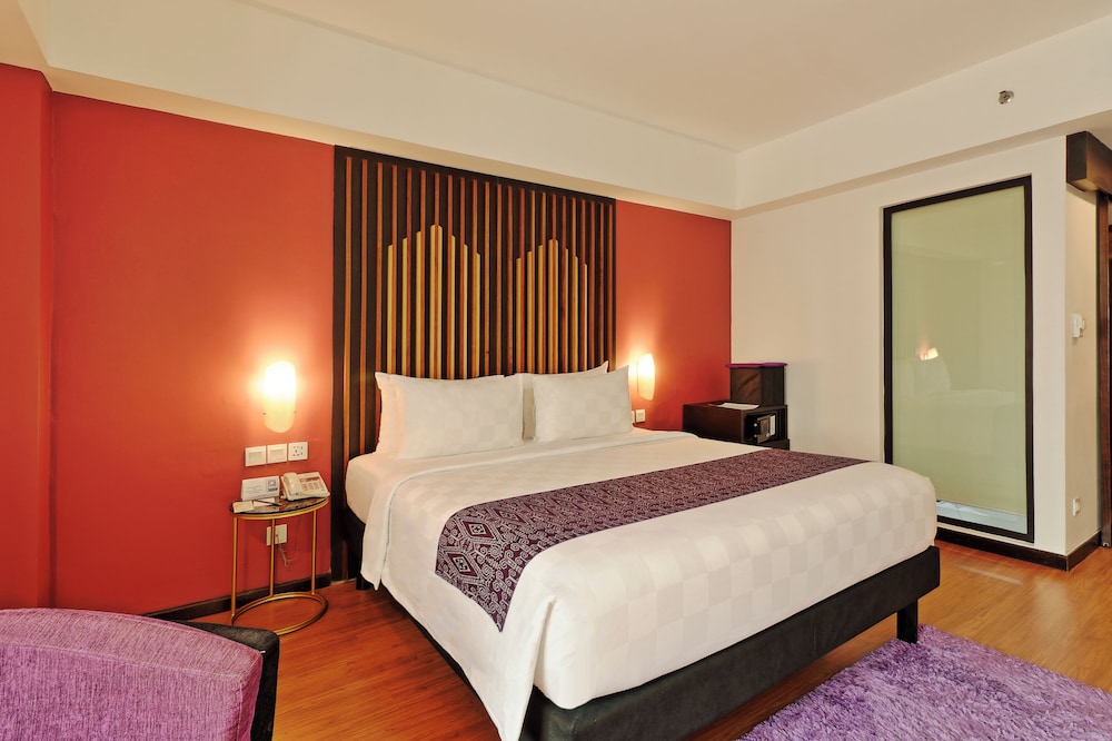 Habitación Deluxe con 1 cama king del hotel Mercure Pontianak City Center. Foto 2