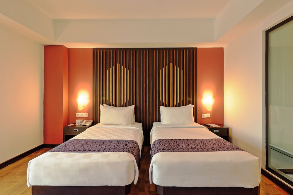 Habitación Deluxe con dos camas individuales del hotel Mercure Pontianak City Center. Foto 1