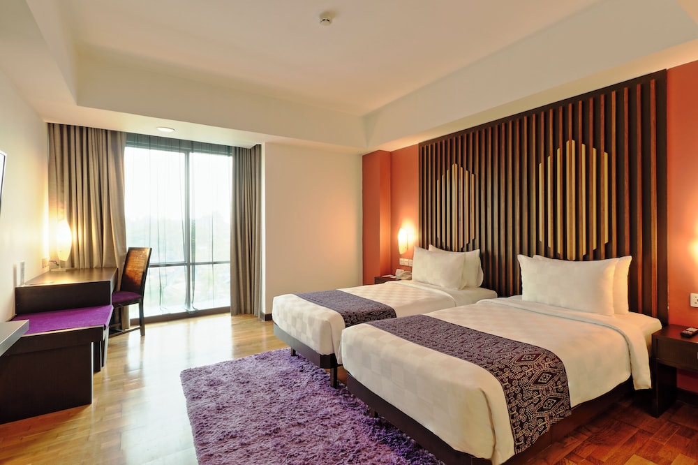 Habitación Deluxe con dos camas individuales del hotel Mercure Pontianak City Center. Foto 3