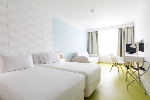 Habitación Doble con sofá cama del hotel Legendary Porto. Foto 1