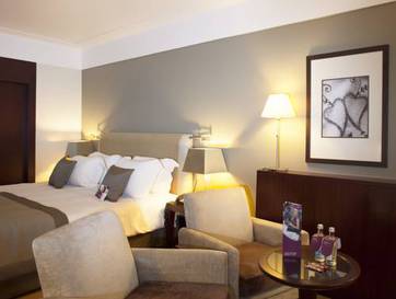 Suite Junior con cama extragrande del hotel Crowne Plaza Porto, An Ihg