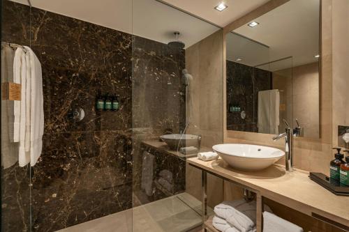 Habitación Doble Premium con acceso al salón - 2 camas del hotel Crowne Plaza Porto, An Ihg
