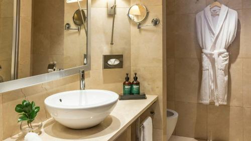 Suite Junior con 2 camas individuales - Planta superior del hotel Crowne Plaza Porto, An Ihg