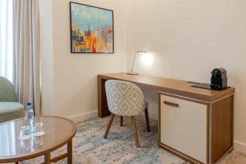 Suite Junior con cama extragrande del hotel Crowne Plaza Porto, An Ihg. Foto 1