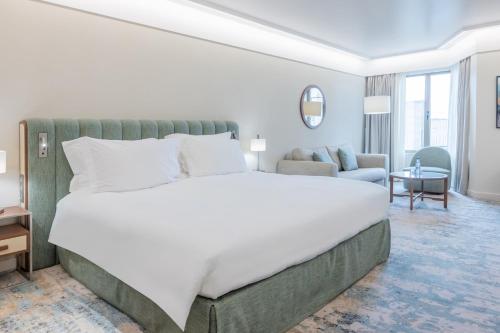 Suite Junior con cama extragrande - Planta superior del hotel Crowne Plaza Porto, An Ihg