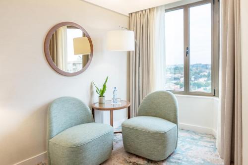 Suite Junior lateral con cama grande - Planta superior del hotel Crowne Plaza Porto, An Ihg
