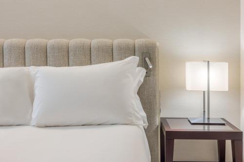 Habitación Estándar - Planta alta - Cama grande del hotel Crowne Plaza Porto, An Ihg