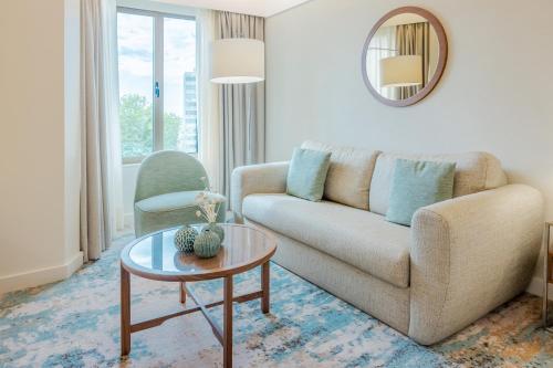 Suite Junior con cama extragrande del hotel Crowne Plaza Porto, An Ihg. Foto 1