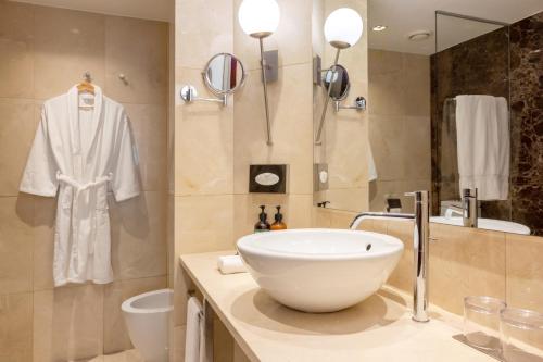 Suite Junior con cama extragrande del hotel Crowne Plaza Porto, An Ihg. Foto 2