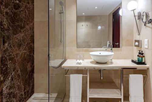Suite Junior con 2 camas individuales - Planta superior del hotel Crowne Plaza Porto, An Ihg. Foto 1