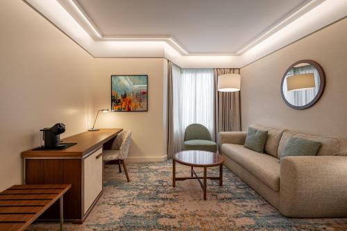 Suite Junior con 2 camas individuales - Planta superior del hotel Crowne Plaza Porto, An Ihg. Foto 3