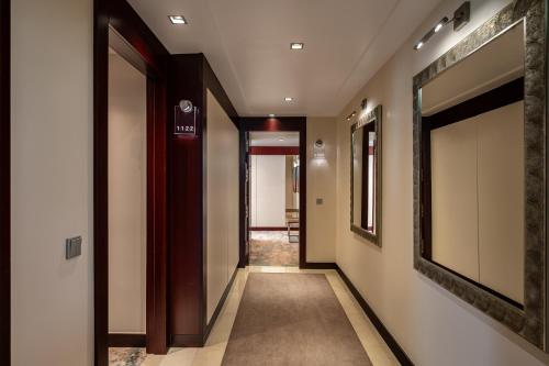 Suite de 1 dormitorio del hotel Crowne Plaza Porto, An Ihg. Foto 3