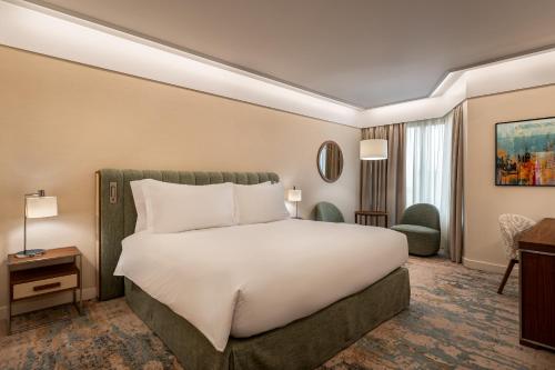 Suite Diplomática con cama extragrande del hotel Crowne Plaza Porto, An Ihg