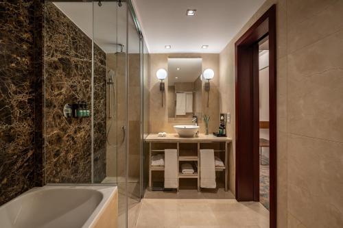 Suite Diplomática con cama extragrande del hotel Crowne Plaza Porto, An Ihg. Foto 1