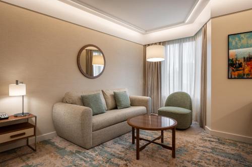 Suite Junior con cama extragrande - Planta superior del hotel Crowne Plaza Porto, An Ihg. Foto 3