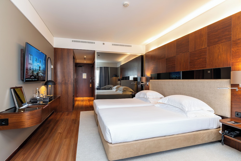 Habitación superior con 2 camas individuales, en una planta alta del hotel Porto Palácio By The Editory. Foto 3