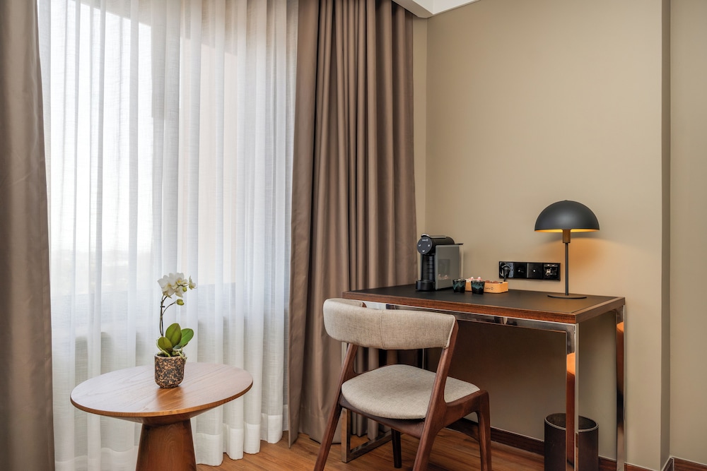 Habitación superior con 2 camas individuales, en una planta alta del hotel Porto Palácio By The Editory. Foto 5