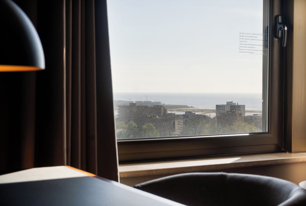 Habitación superior con 2 camas individuales, en una planta alta del hotel Porto Palácio By The Editory. Foto 8