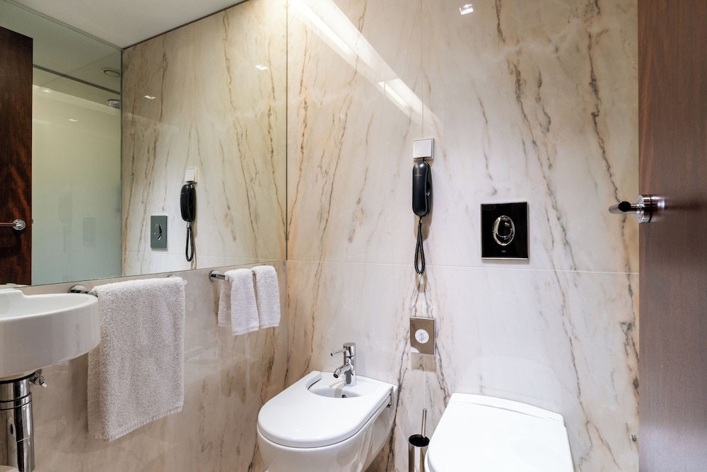 Habitación superior con 2 camas individuales, en una planta alta del hotel Porto Palácio By The Editory. Foto 9