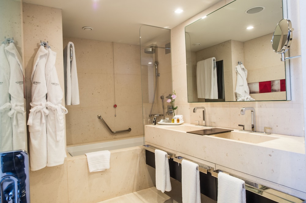 Suite Deluxe, vistas a la ciudad del hotel Porto Palácio By The Editory. Foto 3