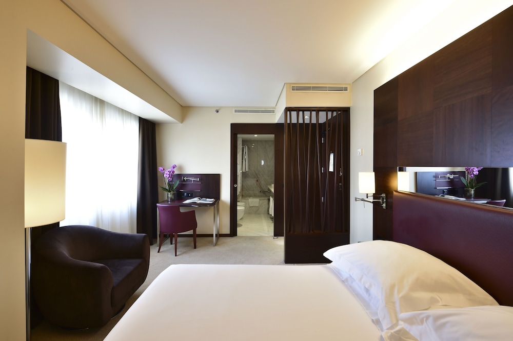 Suite ejecutiva, en una planta alta del hotel Porto Palácio By The Editory