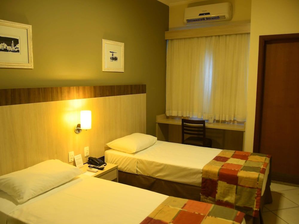 Habitación estándar con dos camas individuales del hotel Araraquara By Mercure